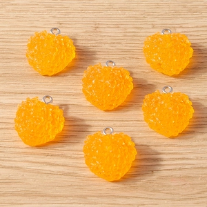 Détail de six pendentifs cœurs orange en résine avec texture de sucre pour bijoux DIY