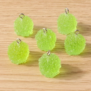 Détail de breloques en cristal vert avec texture sucre et anneaux en métal argenté