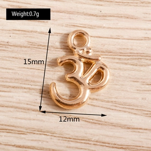 Dettaglio del ciondolo con simbolo Om in oro rosa con indicazioni di misura 15mm