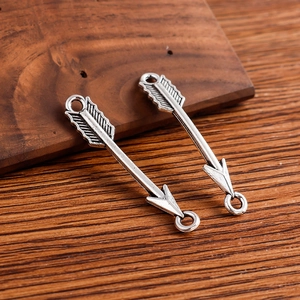 Pendentifs flèche vintage en alliage argenté pour bijoux DIY sur fond de bois