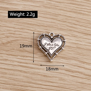 Vue macro détaillée d'un pendentif cœur vintage de 19mm avec gravure I Love You