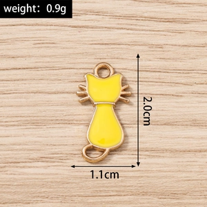 Vue détaillée d'un pendentif chat en émail jaune avec placage en or et dimensions