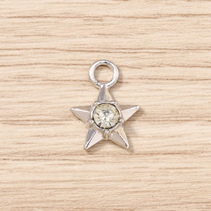 Makro-Detail des silbernen Sternanhängers mit funkelndem Strassstein für DIY-Schmuck