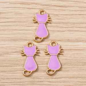 Détail de mignons pendentifs chat en métal doré avec émail violet pour bijoux DIY