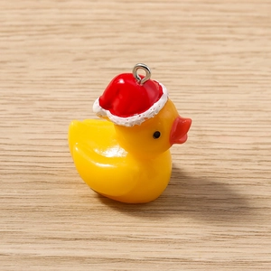 Détail d'une breloque canard 3D avec bonnet de Noël pour la création de bijoux DIY