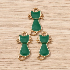 Vue détaillée de trois pendentifs chat en émail vert avec dorure pour la création de bijoux
