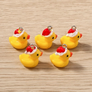 Cinq pendentifs canards de Noël en résine avec chapeaux rouges pour bijoux DIY