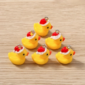 Détail de breloques canard 3D avec chapeaux de Noël pour bricolage bijoux et colliers