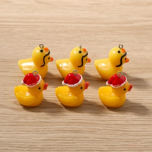 Lot de 6 breloques canard en résine avec chapeaux de pilote et de Noël sur fond bois