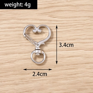 Dettaglio della chiusura a moschettone a cuore argento con anello rotante e dimensioni