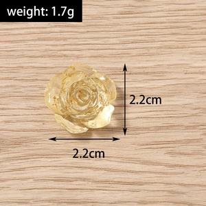 Dettaglio pendente rosa in resina gialla da 2,2cm con foglia d'oro, peso 1,7g
