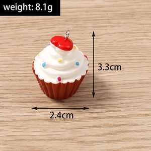 Λεπτομερής προβολή μενταγιόν cupcake από ρητίνη με κόκκινη καρδιά και ύψος 3,3 εκατοστά