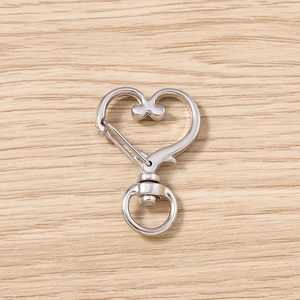 Dettaglio macro della chiusura a moschettone a cuore con anello girevole a 360 gradi