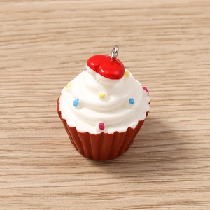 Λεπτομέρεια κόκκινου cupcake charm με λευκή κρέμα και χρωματιστή τρούφα για κοσμήματα