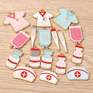 Pendentifs créatifs en émail médical avec tenues d'infirmière et outils de santé pour bijoux