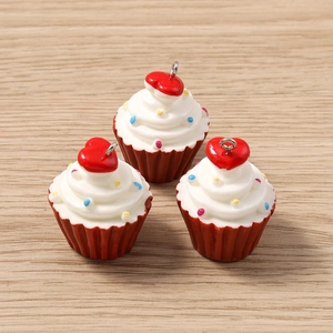 Τρία μενταγιόν cupcake από ρητίνη με καρδιά και πολύχρωμες χάντρες για DIY κοσμήματα