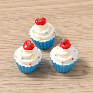Τρία πολύχρωμα κρεμαστά cupcake ρητίνης με κόκκινες καρδιές για χειροποίητα κοσμήματα