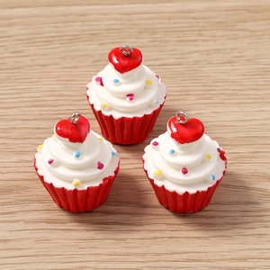 Λεπτομερής όψη από μενταγιόν cupcake ρητίνης με κόκκινες καρδιές και πολύχρωμη τρούφα