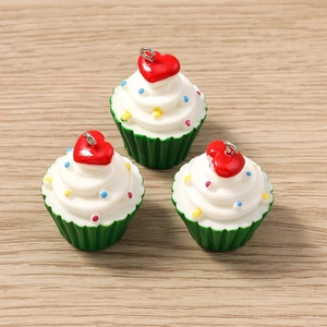 Τρία πράσινα κρεμαστά cupcake ρητίνης με καρδιά για DIY κολιέ ή βραχιόλια