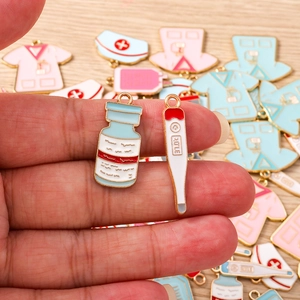 Gros plan de pendentifs émaillés infirmière pour la création de bijoux médicaux DIY créatifs