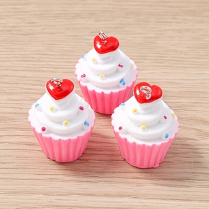 Τρία πολύχρωμα μενταγιόν cupcake από ρητίνη με καρδιά και τρούφα σε ξύλο