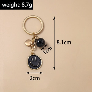 Vue détaillée du porte-clés de 8,1 cm montrant les dimensions et le pendentif smiley noir