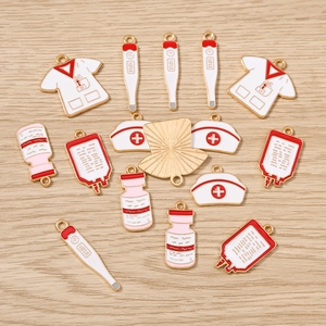 Lot de breloques médicales en émail avec uniformes d'infirmière et thermomètres sur bois