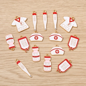 Détails macro de breloques médicales et de tenues d'infirmière pour bijoux DIY