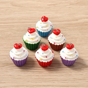 Λήψη macro 6 πολύχρωμων μενταγιόν cupcake από ρητίνη με καρδιά και ασημί κρίκο