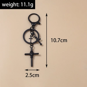 Details des gotischen schwarzen Kreuz-Schlüsselanhängers mit Maßen und Mattfinish