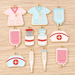 Lot de breloques médicales en émail avec uniformes d'infirmière, casquettes et matériel