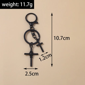 Detailansicht von Gothic-Kreuz-Schlüsselanhänger mit Gewichts- und Maßangaben