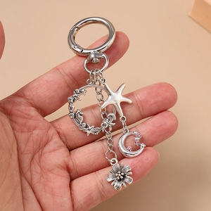 Porte-clés de Mode en Métal Alliage de Zinc Lune Étoile Fleur Croix Pendentif en Strass pour Sac à Dos Femme Accessoire Anneau