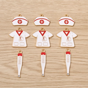 Vue macro de breloques médicales en émail avec chapeaux d'infirmière et blouses de médecin