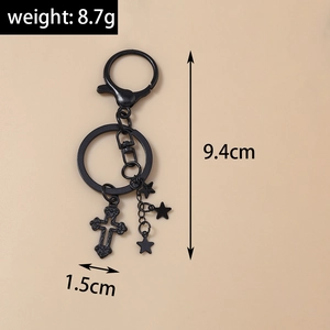 Detailansicht mattschwarzer Kreuz-Schlüsselanhänger mit Pentagramm Sternen und Karabiner