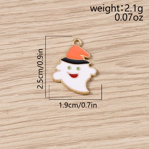 Vue détaillée de la taille d'un pendentif fantôme avec chapeau de sorcière pour bijoux DIY
