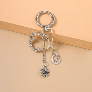 Porte-clés argenté avec étoile de mer, lune en cristal rose et breloques florales