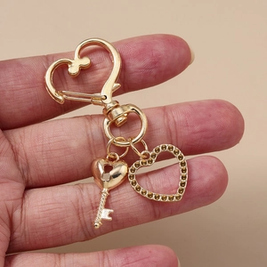 Porte-clés doré en forme de cœur avec pendentif en strass et fermoir à ressort en cœur