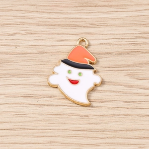 Vue détaillée d'un pendentif fantôme avec chapeau de sorcière pour la création de bijoux