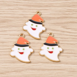 Trois pendentifs fantômes d'Halloween avec chapeaux de sorcière orange et accents dorés