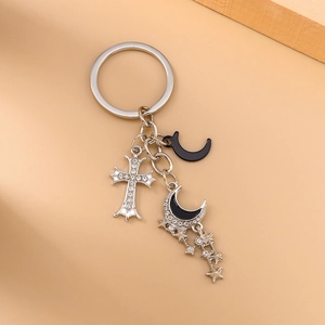 Détails de porte-clés étoile et lune avec une croix en strass étincelante sur fond beige