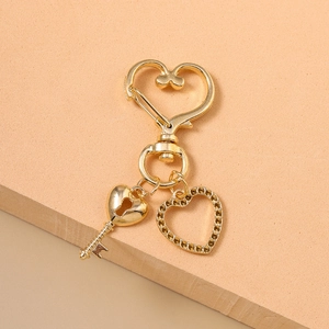 Porte-clés mousqueton doré en forme de cœur avec pendentif en strass et breloque