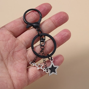 Gotischer Sternen-Schlüsselanhänger mit schwarzem Ring und silbernen Pentagrammen