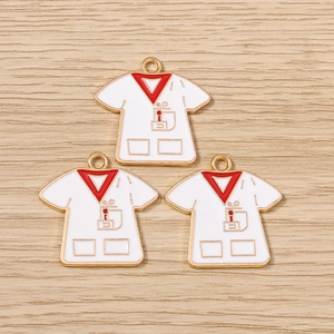 Vue détaillée de pendentifs médicaux en émail blanc avec contours en métal doré