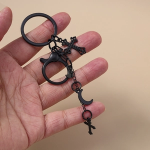 Detailansicht eines schwarzen Gothic Schlüsselanhängers mit Kreuz und Halbmond