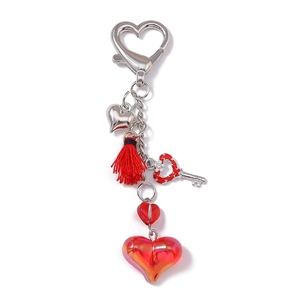 Porte-clés cœur tendance avec mousqueton argenté et pompon rouge sur fond blanc