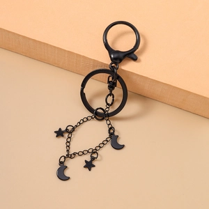 Detail eines dunklen Gothic-Schlüsselanhängers mit Stern- und Mondanhängern aus Metall
