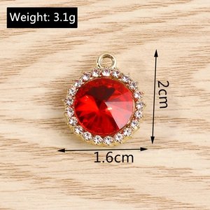 Vue détaillée du pendentif rond en pierre rouge avec placage doré et bordure cristal
