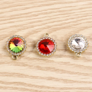 Gros plan détaillé de breloques en strass colorés avec base dorée pour bijoux DIY