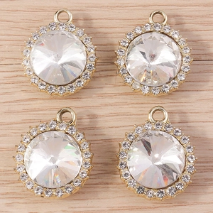 Lot de quatre pendentifs en cristal strass brillant pour bijoux DIY sur fond en bois